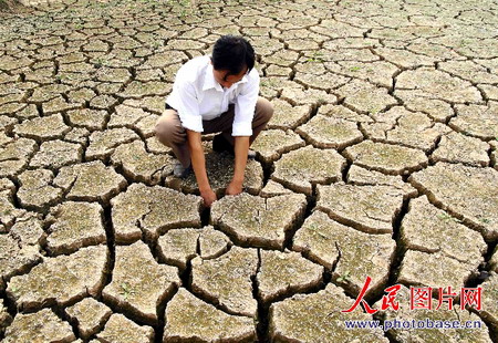 缺水图片(沙漠缺水图片)